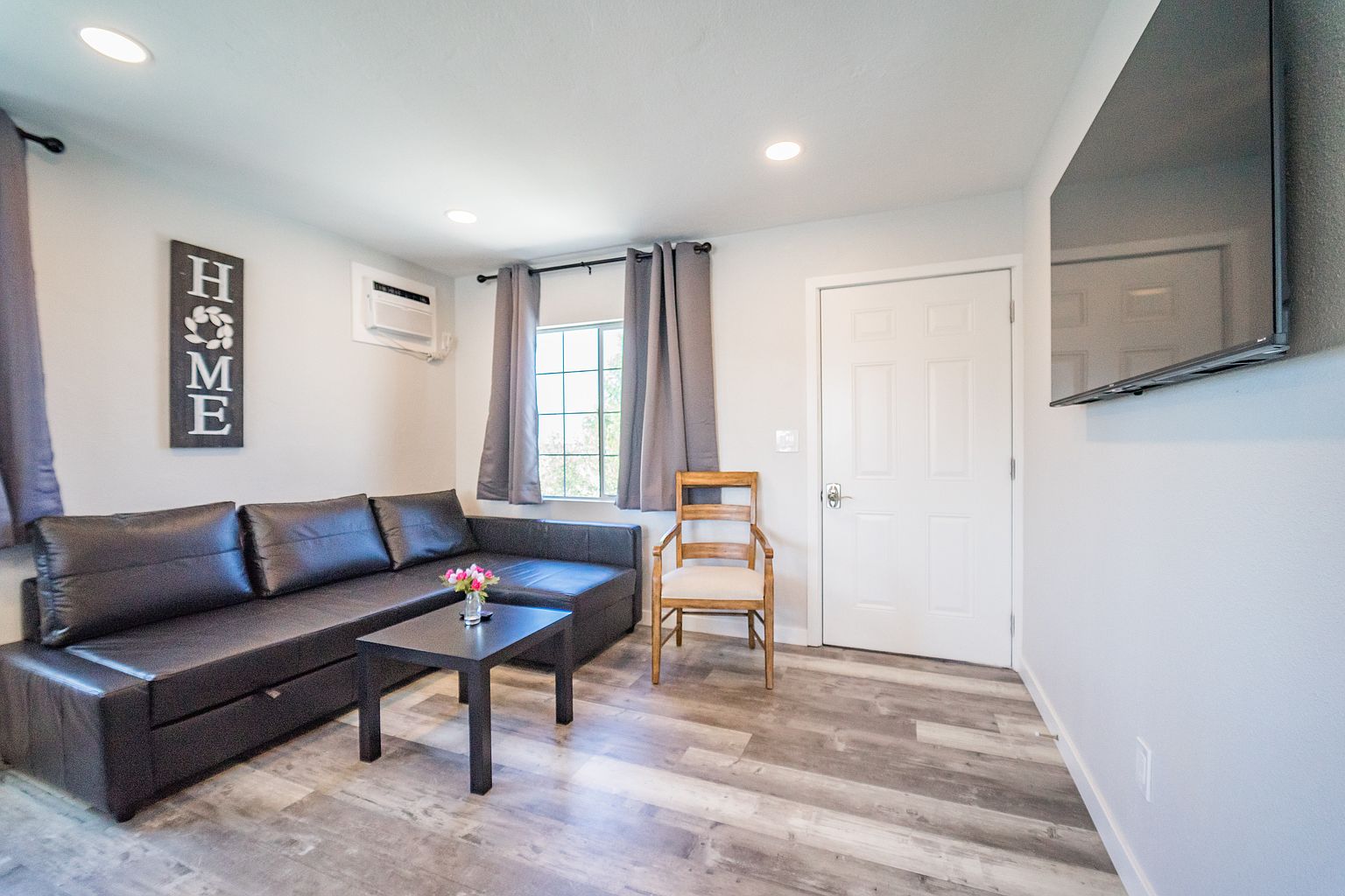 4239 Swift Ave interior